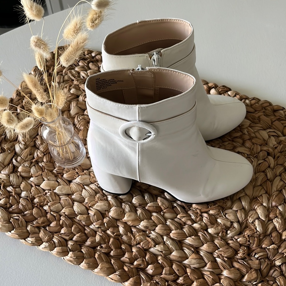 Nine West white heeled round toe boots